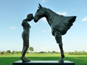 Togetherness is een bronzen beeld van een eigenaar die een bijzonder aandenken aan haar paard liet maken | bronzen beelden en tuinbeelden van Jeanette Jansen |